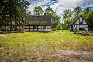 Antigua casa de madera en Kluki, Polonia foto