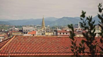 paisaje urbano con majestuoso antecedentes montañas video