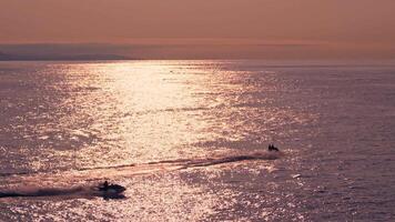 Jet Ski Rennen auf Wasser beim Sonnenuntergang video