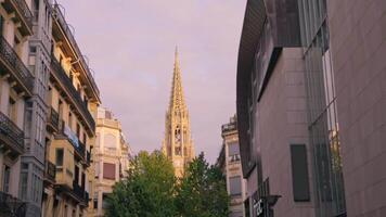 eng Stadt Straße mit Kirche Kirchturm video