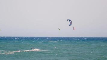 Gruppe von Menschen Parasailing im das Ozean video