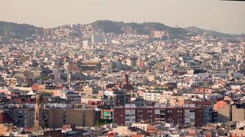 urbano paisaje urbano con majestuoso montaña antecedentes video