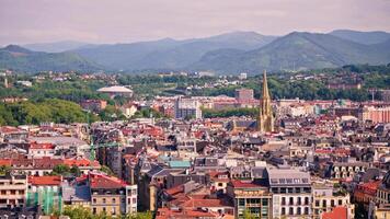 Stadt Horizont mit Berge im Hintergrund. video