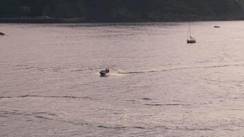 barco navegación en abierto agua video