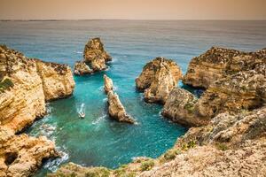 rocas y rocoso playa en Portugal, lagos foto