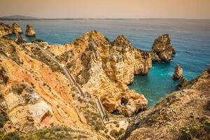 rocas y rocoso playa en Portugal, lagos foto