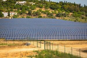 El panel solar produce energía verde y ecológica del sol. foto