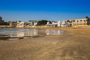 antiguo casa de baños en el playa de 'la caleta', uno de el más famoso sitios en el ciudad de Cádiz, España foto