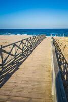 ver a través de de madera puente peatonal, la linea Delaware la concepción, costa del Sol, cadiz provincia, Andalucía, España foto