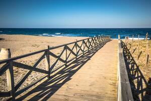 ver a través de de madera puente peatonal, la linea Delaware la concepción, costa del Sol, cadiz provincia, Andalucía, España foto