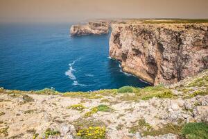 alto acantilados y azul Oceano a cabo sao vicente en costa de Portugal foto