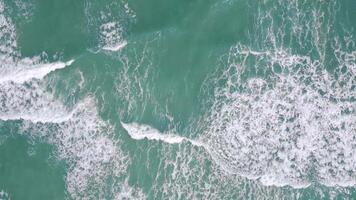 aérien vue de fascinant océan vagues, Naturel Contexte. video