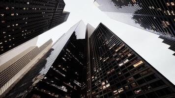 un horizonte con majestuoso rascacielos alcanzando hacia el Cielos foto