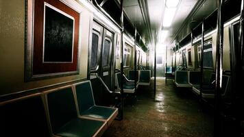 un vacante tren coche en el metro subterráneo sistema foto