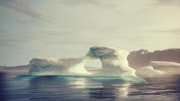 un grande iceberg flotante en el medio de un cuerpo de agua foto