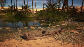 un barco sentado en parte superior de un arenoso playa foto