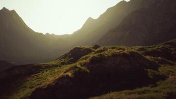 el Dom brilla en el montañas en el distancia. montaña puesta de sol foto