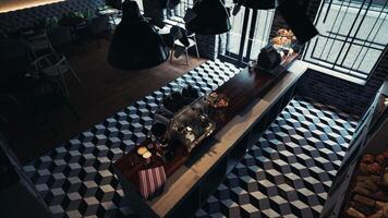 moderno café con a cuadros piso y largo mesa foto