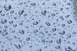 gotas de lluvia en el ventana. azul tono 2 foto