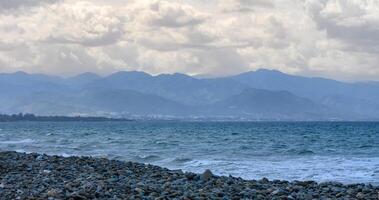 ver de el Mediterráneo mar y montañas en invierno 2 foto