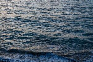 pequeño olas en el Mediterráneo mar durante puesta de sol 1 foto