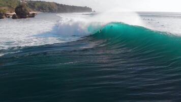 Drohne Aussicht von Surfen beim Fass Welle. Surfer Reiten auf Fass Welle. anschwellen im bali video