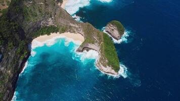 kelken strand, toneel- visie. episch tropisch strand in Bali Aan nusa penis, verbazingwekkend natuurlijk landschap. antenne visie video