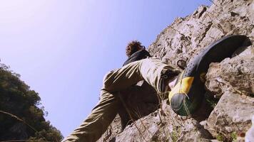 Experte Bergsteiger engagiert mit herausfordernd Felsen Gesicht. ein Porträt von Fokus und Sachverstand im hohe Qualität 6k schleppend Bewegung Aufnahmen video