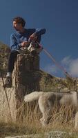 sereno montaña escena con trepador y perro en cinematográfico vertical marco video