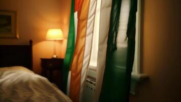 ein irisch Flagge hängend im das Ecke von das Zimmer Darstellen das Stolz und Liebe zum irisch Kultur während diese nüchtern st. Patricks Tag Feier video