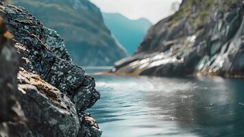 gezackt Klippen geschnitzt und geformt durch Gletscher Bewegung Turm über ein friedlich Kristall klar Fjord video