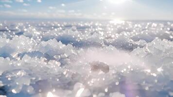 en naturlig fenomen fångad på kamera de gnistrande kristaller av salt formning i unik mönster på de platt yta av de salt flats video