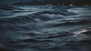 le silencieux de le mer à nuit perturbé seulement par le des sons de vagues et le occasionnel éclat de lumière de embrasé organismes video