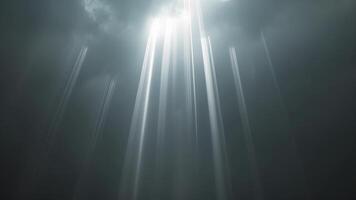 uma misterioso fenômeno vertical colunas do luz piercing através a Trevas video