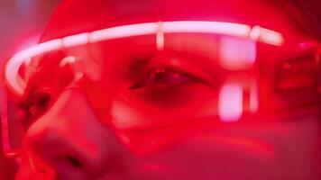 ein Nahansicht von ein Auge Maske emittieren rot Licht Sein benutzt zu reduzieren Auge Belastung und verbessern Vision. video