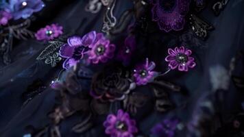 ein Rock gemacht von schwarz Gittergewebe und Spitze mit kompliziert Blumen- Stickerei im Schatten von tief lila und Mitternacht Blau. 2d eben Karikatur video
