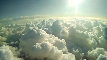 Dom brillante encima nubes en cielo video