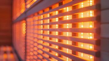 een detailopname van de infrarood panelen binnen een sauna emitting teder warmte dat kan helpen kalmeren pijn doet en pijnen voor ouder individuen. video