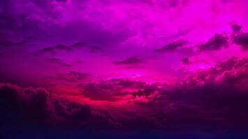 como noche caídas el cielo transforma dentro un fascinante lona de morados rosas y blues creando un mágico fondo para un noche de pacífico sueño. video