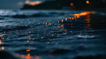 wie das Nacht Stürze das Ozean kommt am Leben mit flackern Wellen wie das glühend Plankton tanzen auf das Ufer Gießen ein friedlich buchstabieren auf das Strand Flucht. video