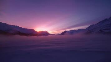 wakker worden omhoog naar een adembenemend zonsopkomst over- de bergen met de Aurora uitstralend haar etherisch gloed in de achtergrond. video