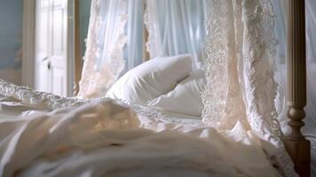a elegante quatro postes cama é adornado com delicado renda cortinas adicionando para a luxuoso atmosfera video