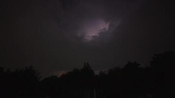 Blitz und Donner Über das Stadt beim Nacht, grell und spektakulär Blitz, Gewitter von Fenster im in der Nähe von Jahrgang Wolkenkratzer video