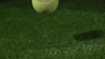 super langzaam beweging schot van tennis bal en tennis racket Bij 1000 fps Bij natuurlijk gras gedurende regen. sport concept super langzaam beweging schot Aan hoog snelheid camera 1000 fps. video