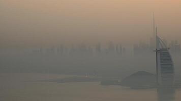 experiência uma nebuloso tarde dentro dubai Como a paisagem urbana e água fundir debaixo a pôr do sol a partir de Palma Jumeirah video