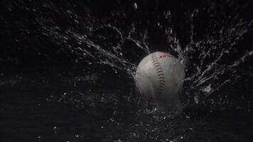 Super schleppend Bewegung Schuss von Baseball Ball und Schläger beim 1000 fps. Wasserfall beim 1000 Frames pro zweite. Sport Konzept Super schleppend Bewegung Schuss auf hoch Geschwindigkeit Kamera 1000 fps. video