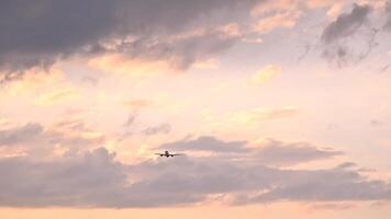 enorme aereo Jet prendere via a partire dal aeroporto atterraggio zona a bellissimo tramonto nuvole cielo. 4k super lento movimento crudo 120 fps video