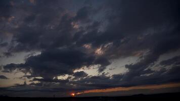 sorprendente 4k tempo periodo di maestoso Alba o tramonto cielo paesaggio sorprendente leggero di natura Cloudscape cielo e nuvole in movimento lontano rotolamento a aeroporto. 8 mila metraggio video