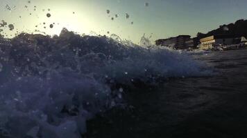 súper lento movimiento submarino de Oceano ola y arena a hermosa puesta de sol. filmado en alta velocidad cine cámara a 1000 fps súper lento movimiento video