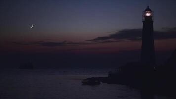 increíble vistoso hora lapso puesta de sol a Oceano cerca antiguo faro y hundido Embarcacion video